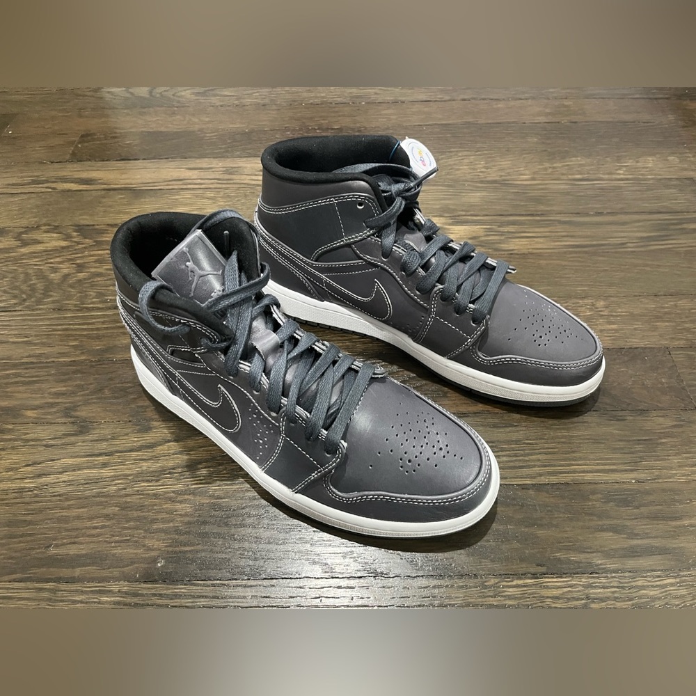 Jordan 1 Mid Noveau Wolf Grey Leather (Sz 9)